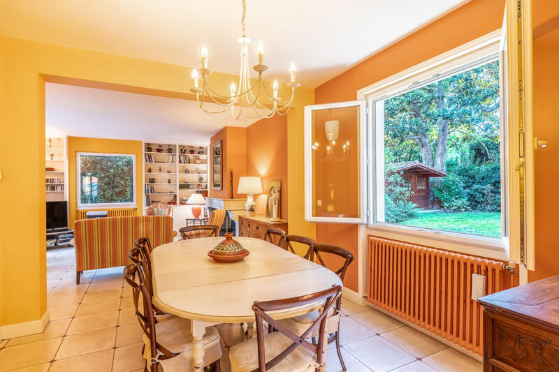 Maison - 220 m² - 8 pièces