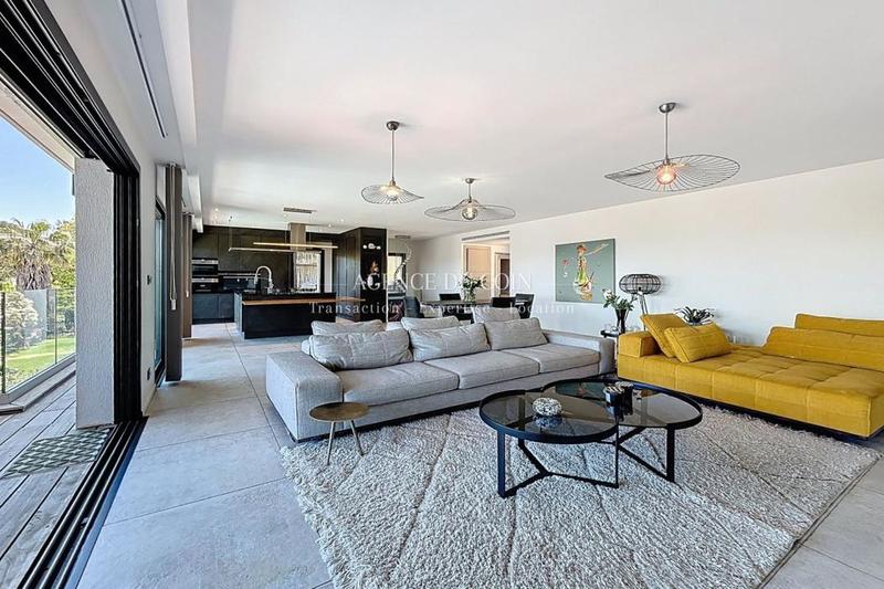 Maison traditionnelle - 280 m² - 6 pièces