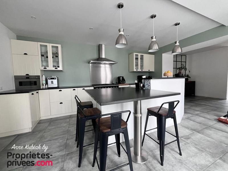 Maison - 195 m² - 9 pièces