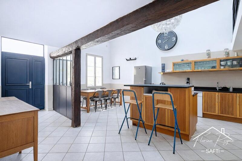 Maison - 234 m² - 8 pièces
