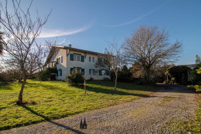 Maison - 260 m² - 8 pièces