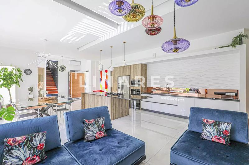 Maison - 280 m² - 4 pièces