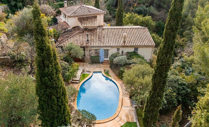 Maison - 218 m² - 8 pièces