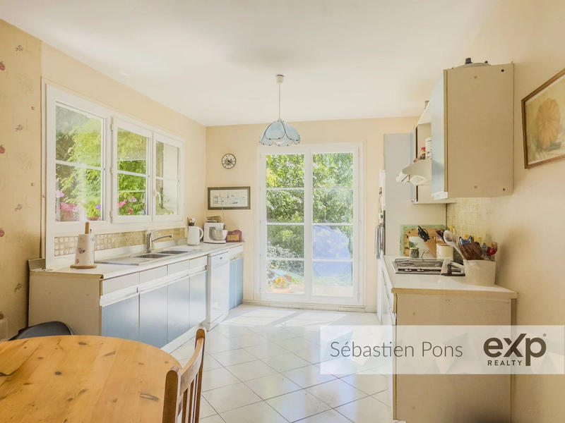 Maison - 230 m² - 8 pièces