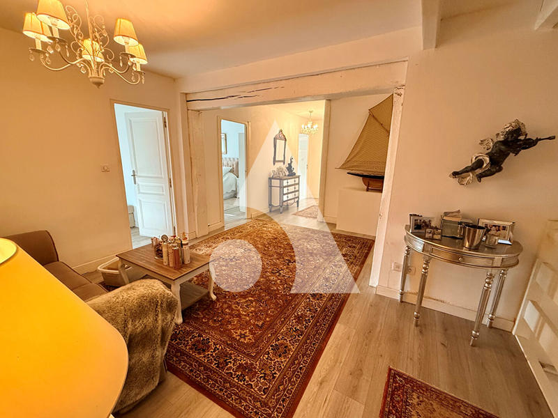 Maison - 320 m² - 8 pièces