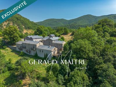 Maison - 1 080 m² - 90 pièces