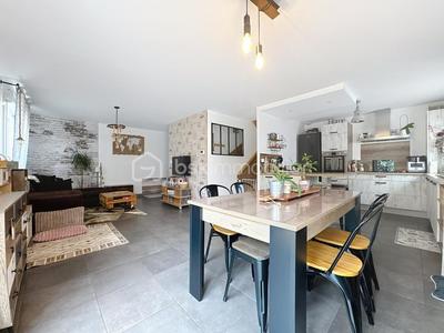 Maison - 8 947 m² - 4 pièces