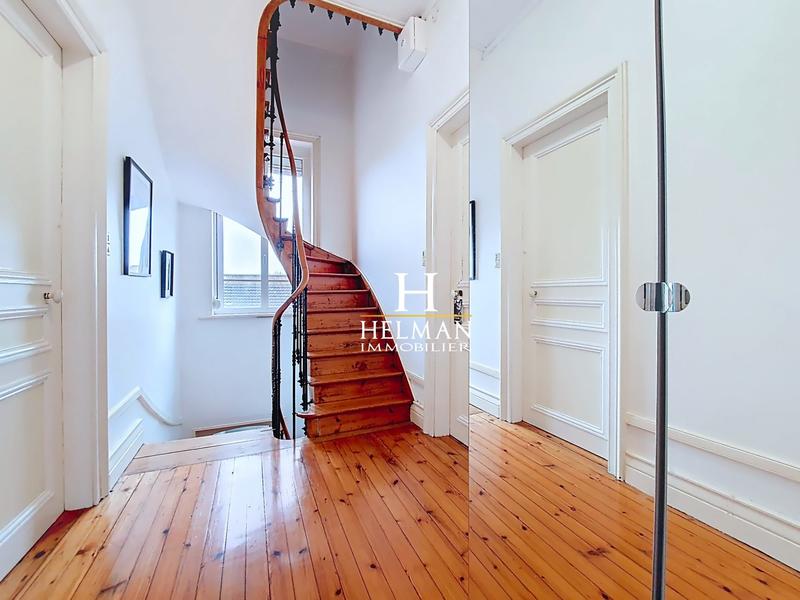 Maison - 325 m² - 11 pièces