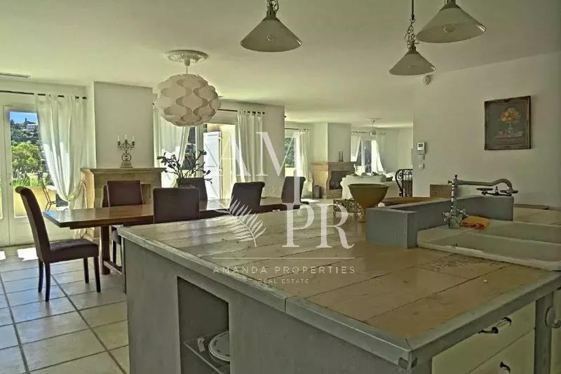 Villa - 300 m² - 7 pièces