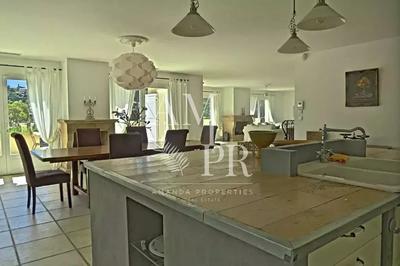 Villa - 300 m² - 7 pièces