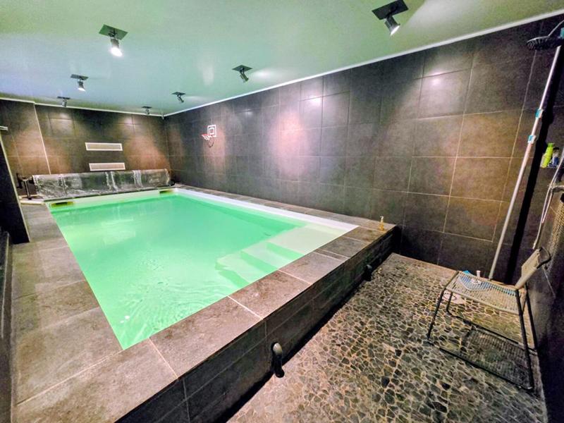 Maison - 460 m² - 13 pièces