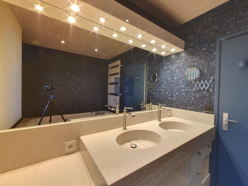 Maison - 328 m² - 11 pièces