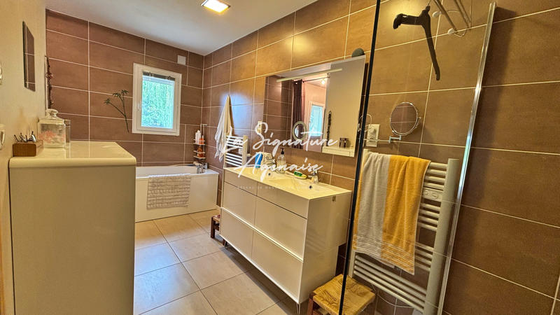 Maison - 230 m² - 7 pièces