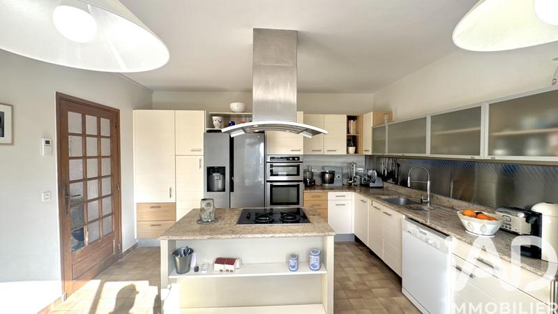 Maison - 1 980 m² - 8 pièces