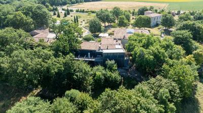 Maison - 1 000 m² - 22 pièces