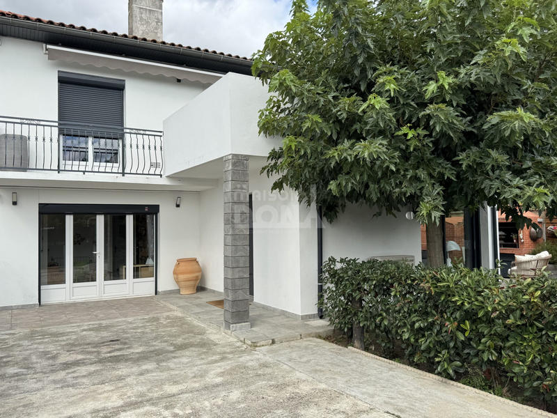 Maison - 242 m² - 8 pièces