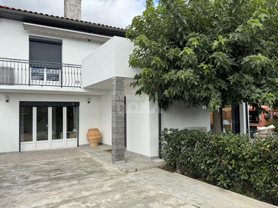 Maison - 242 m² - 8 pièces