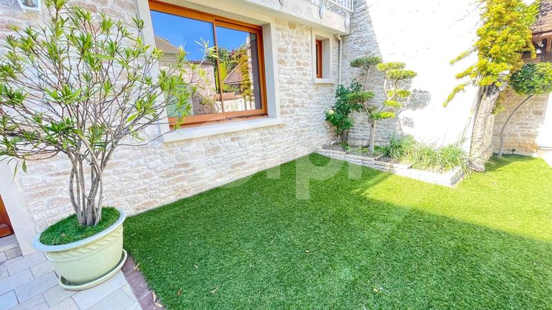 Maison en pierre - 323 m² - 10 pièces