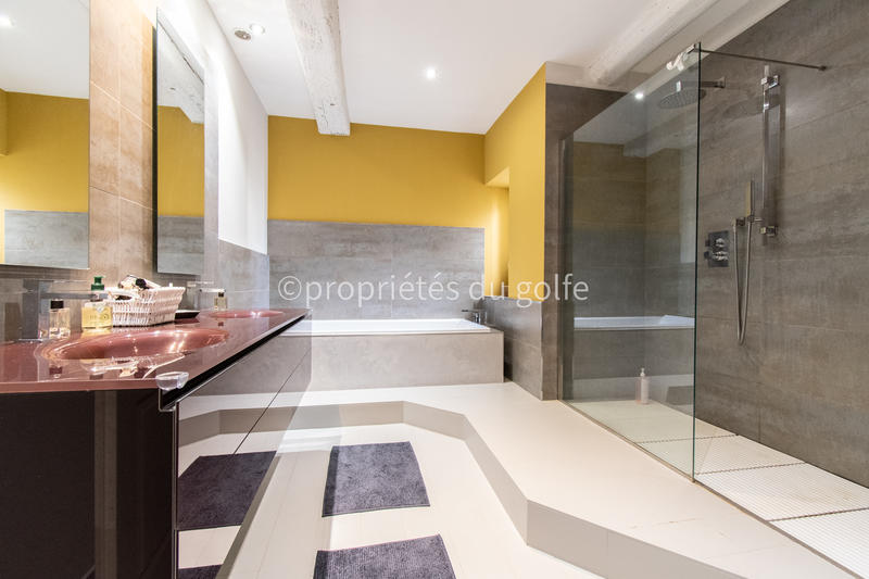 Maison - 312 m² - 6 pièces