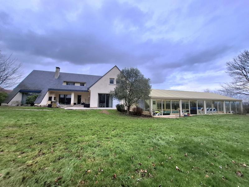 Maison - 279 m² - 9 pièces