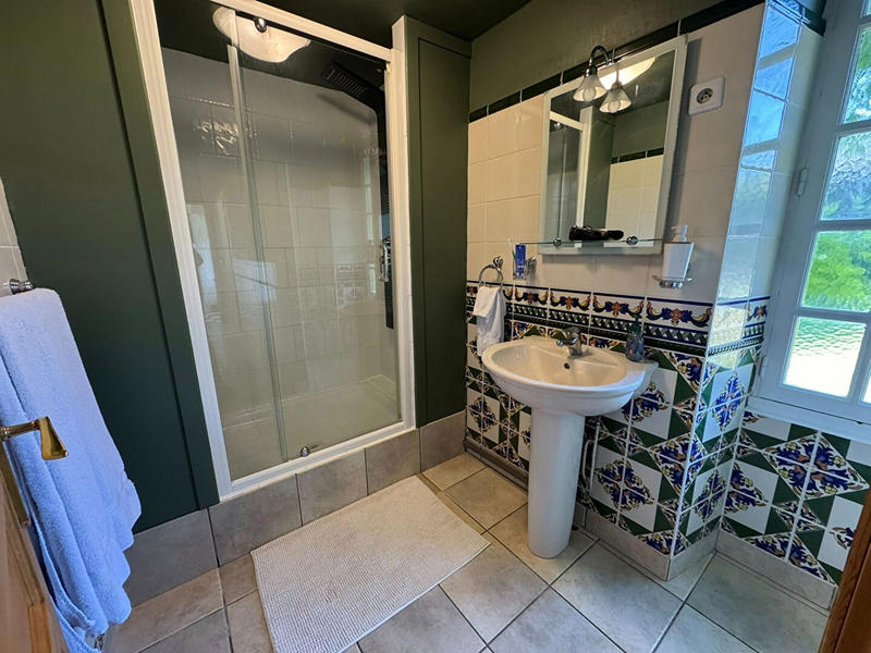 Maison - 240 m² - 8 pièces