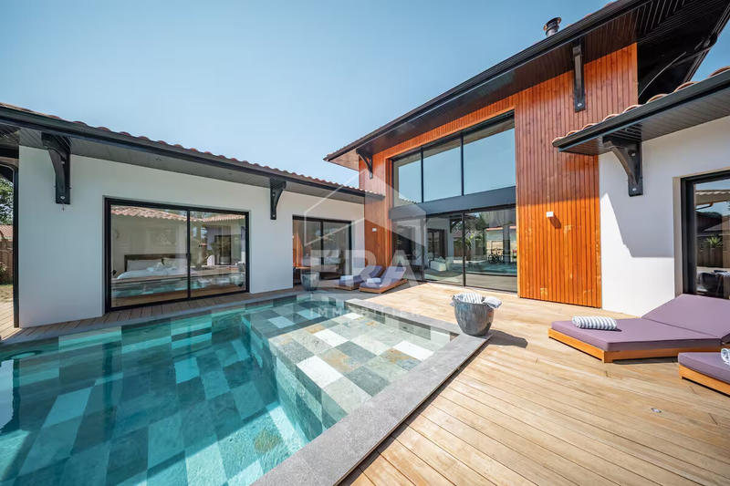 Maison - 230 m² - 7 pièces