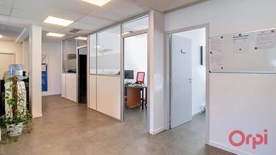 Bureau - 142 m² - 1 pièce