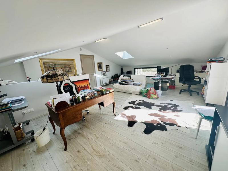 Propriété - 270 m² - 6 pièces