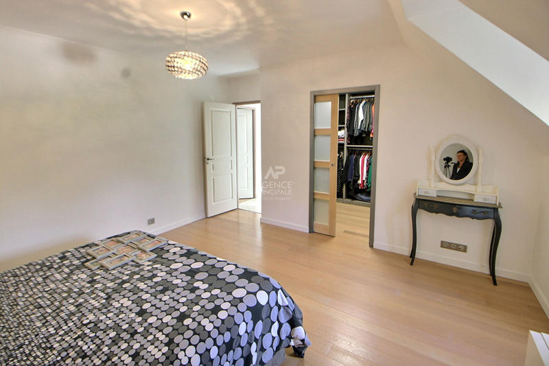 Maison - 231 m² - 7 pièces