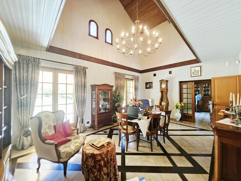 Maison - 9 597 m² - 5 pièces