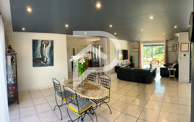 Maison - 287 m² - 8 pièces