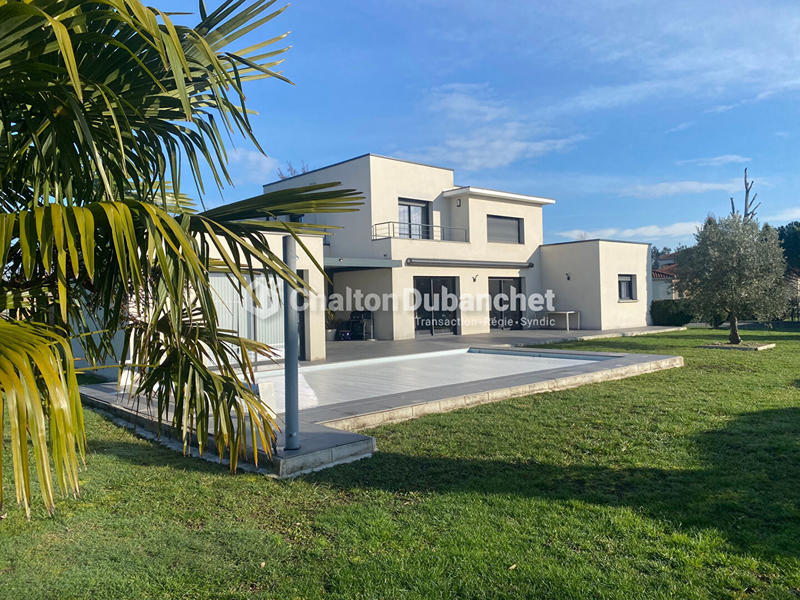 Maison - 200 m² - 8 pièces