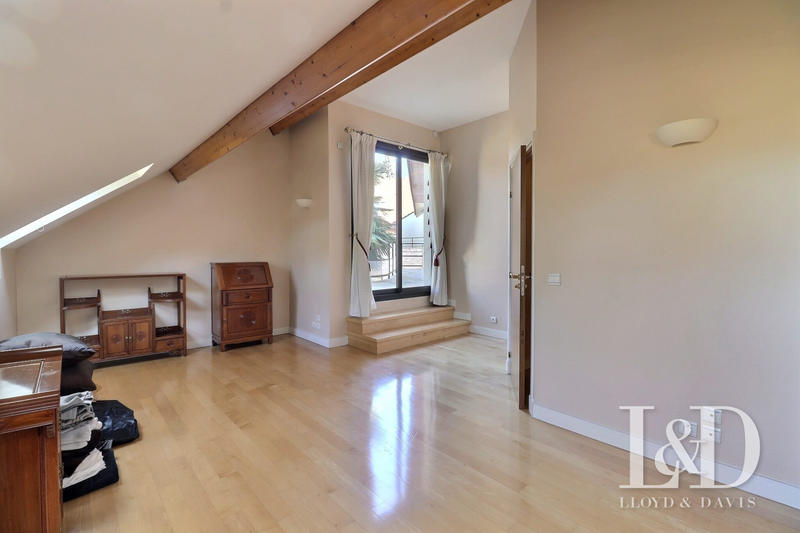 Maison - 482 m² - 10 pièces