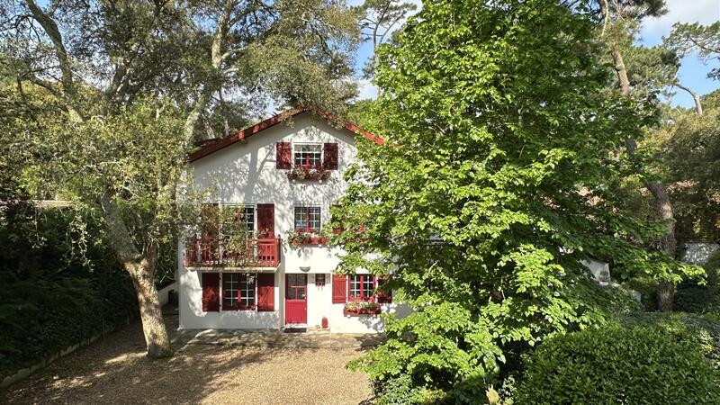 Maison - 450 m² - 13 pièces