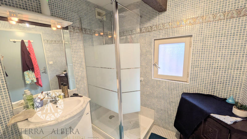 Propriété - 330 m² - 6 pièces