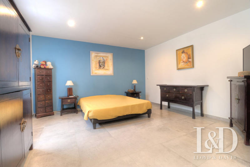 Maison - 239 m² - 8 pièces