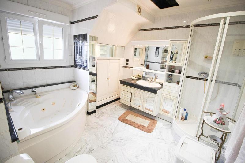 Demeure - 172 m² - 9 pièces