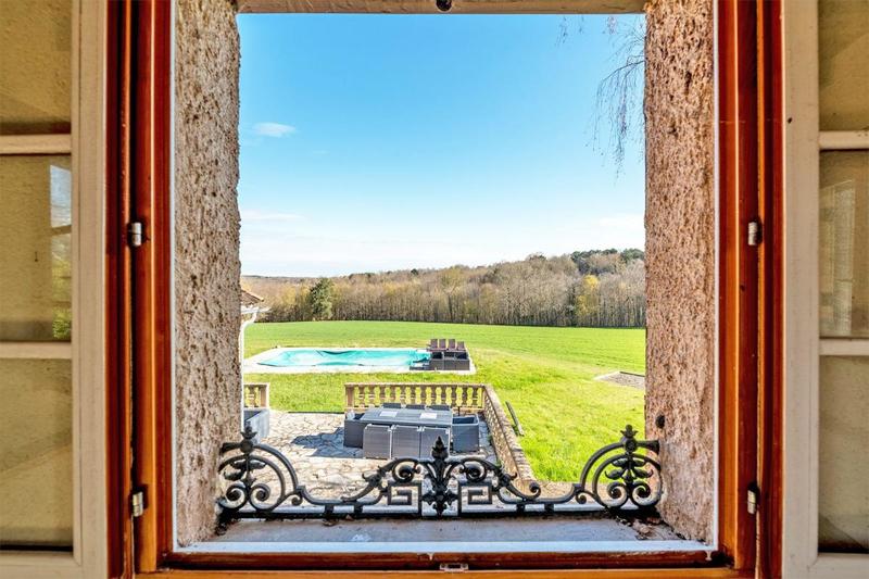 Maison - 242 m² - 11 pièces