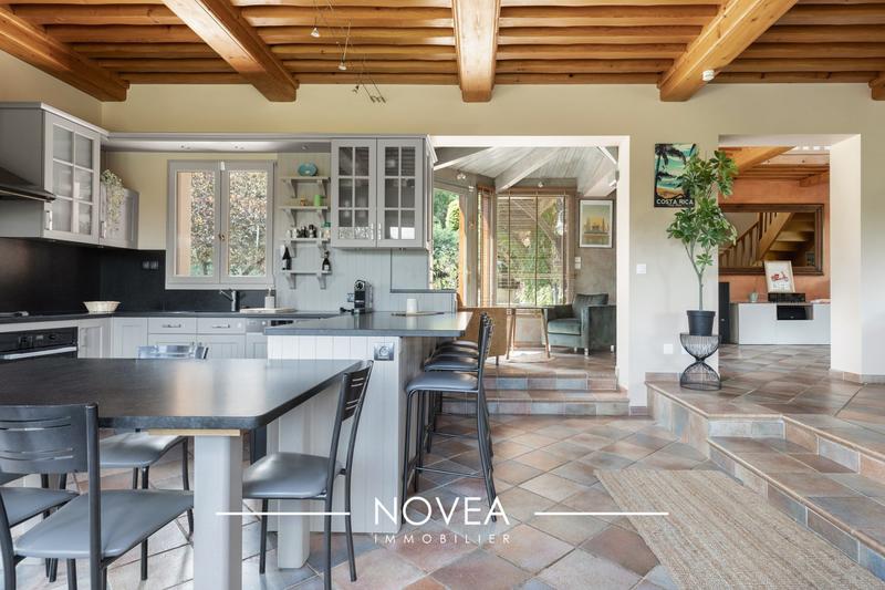 Maison - 220 m² - 9 pièces