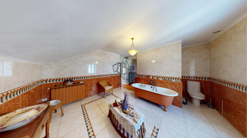 Maison - 250 m² - 8 pièces