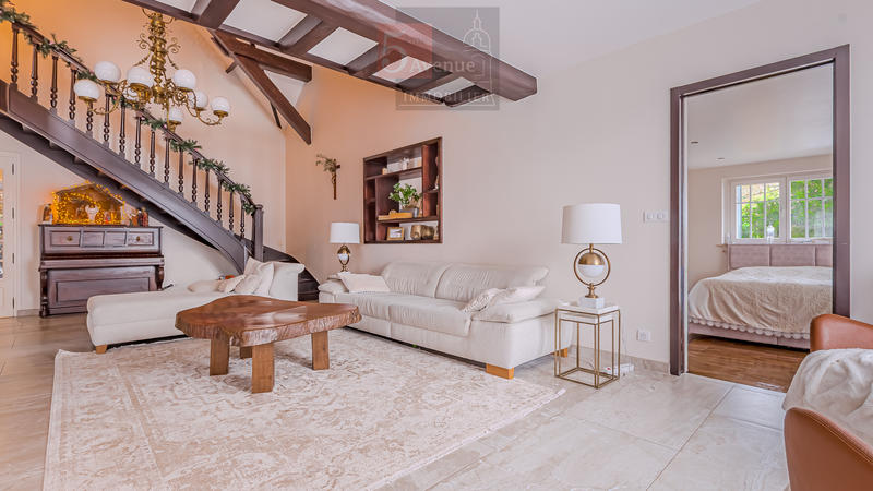 Maison - 220 m² - 6 pièces