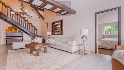 Maison - 220 m² - 6 pièces