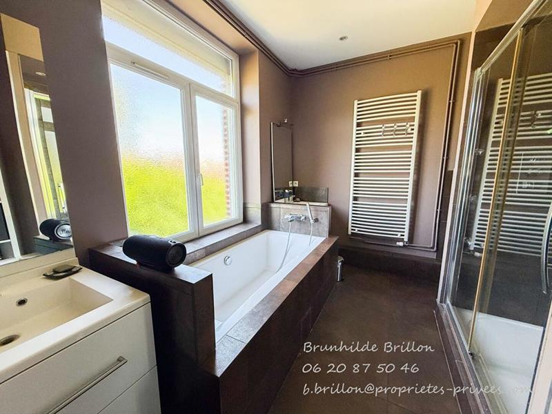 Maison - 215 m² - 9 pièces