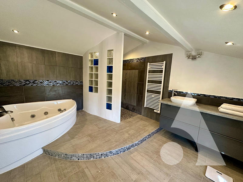 Villa - 362 m² - 8 pièces