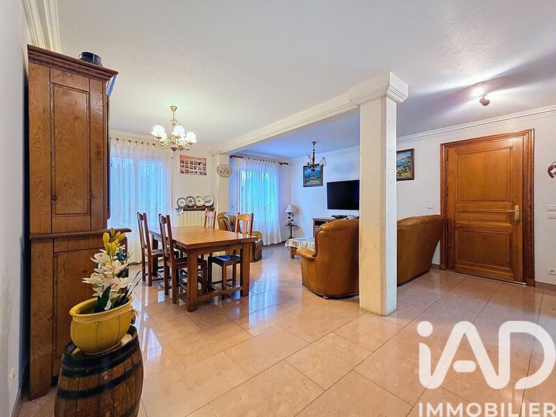 Maison - 212 m² - 8 pièces