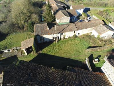 Maison en pierre - 72 m² - 2 pièces