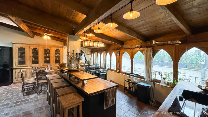 Propriété - 402 m² - 8 pièces