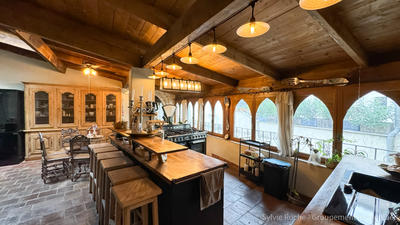 Propriété - 402 m² - 8 pièces