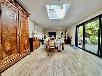 Maison - 240 m² - 10 pièces