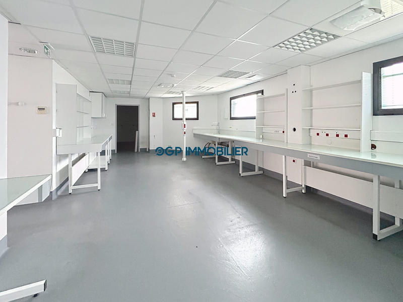 Local commercial - 207 m² - 15 pièces